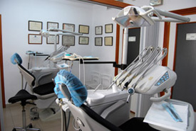 Dos sillones dentales e instrumental odontológico. 