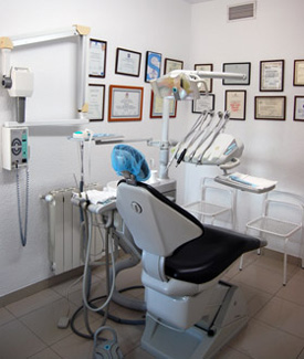 Sillón dental con instrumental odontológico.